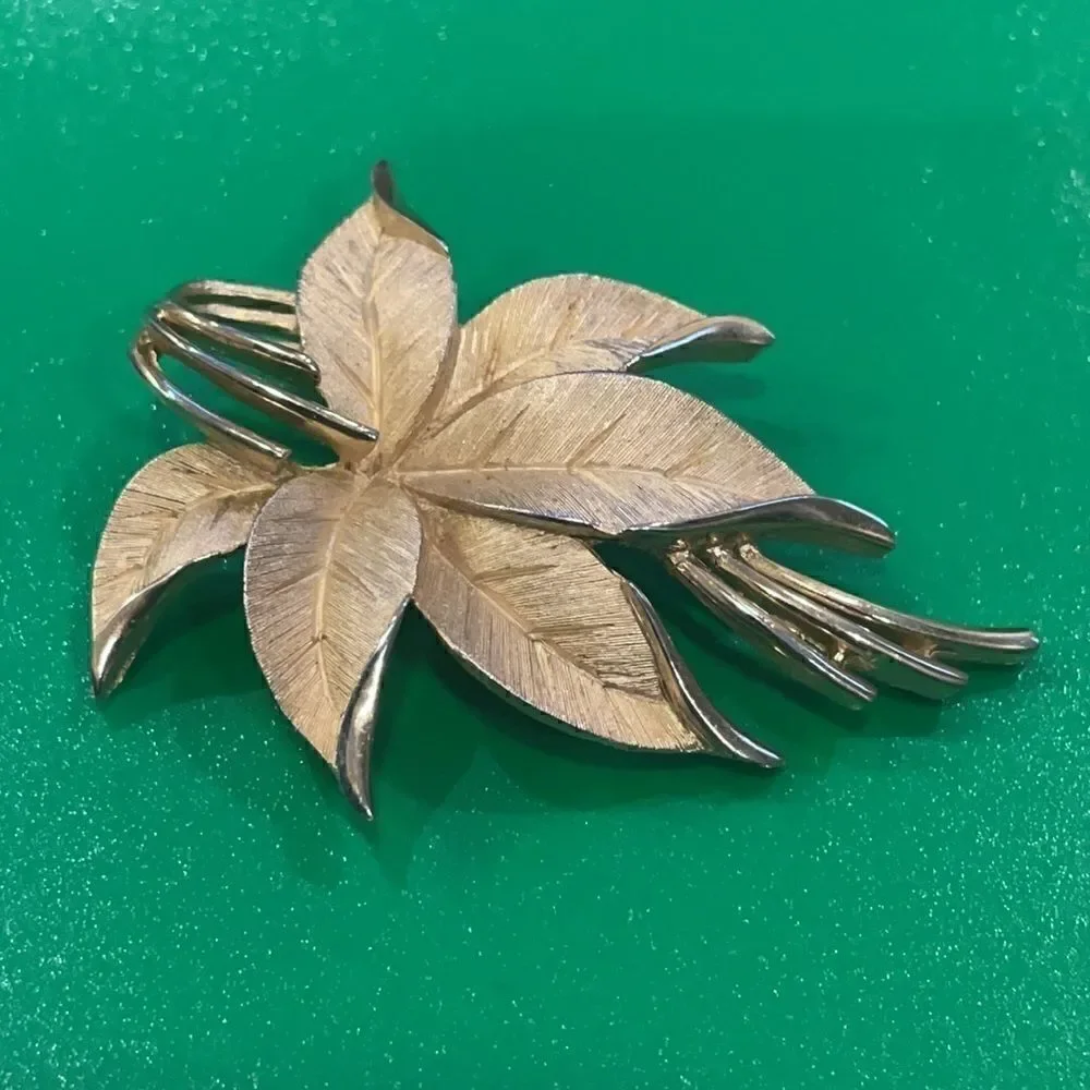 Vintage Trifari signed Gold-Tone Flower Brooch/Pin